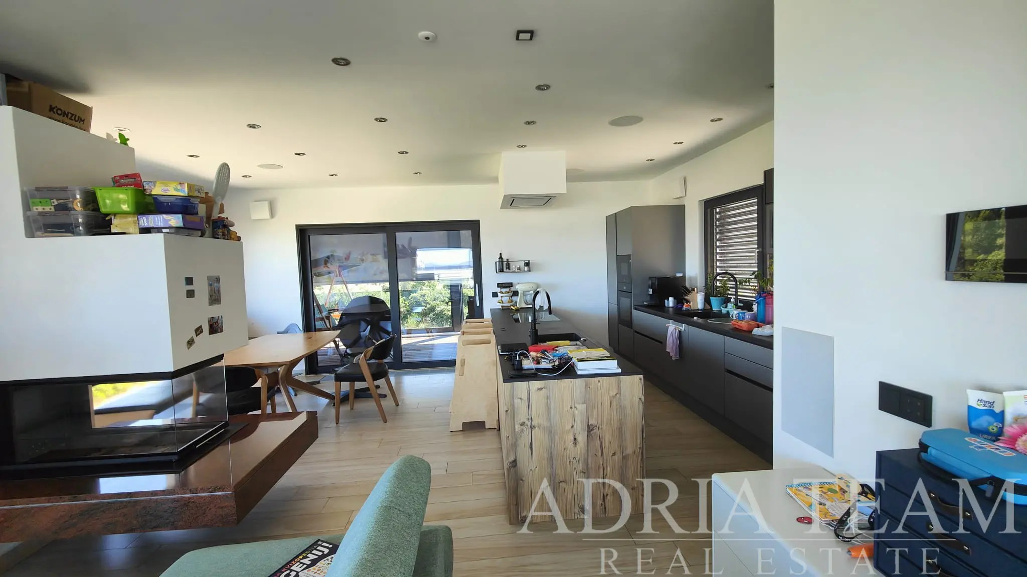 LUXUSNÝ APARTMÁNOVÝ DOM S PENTHOUSEOM A BAZÉNOM – ZADAR, DIKLO