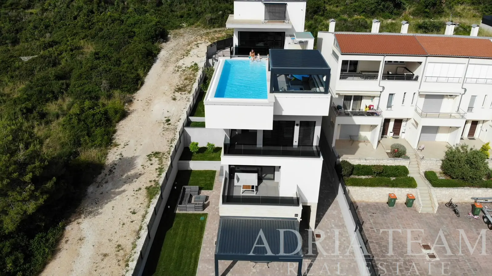 LUXUSNÝ APARTMÁNOVÝ DOM S PENTHOUSEOM A BAZÉNOM – ZADAR, DIKLO