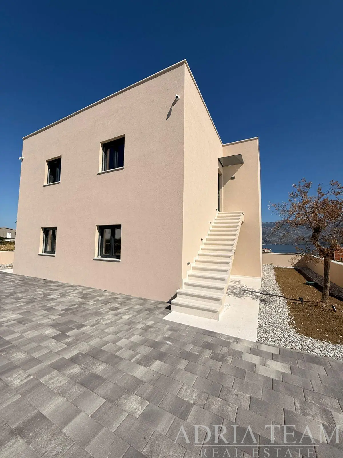 MODERNÝ TROJIZBOVÝ APARTMÁN V NOVOSTAVBE S VÝHĽADOM NA MORE A VELEBIT – RAŽANAC
