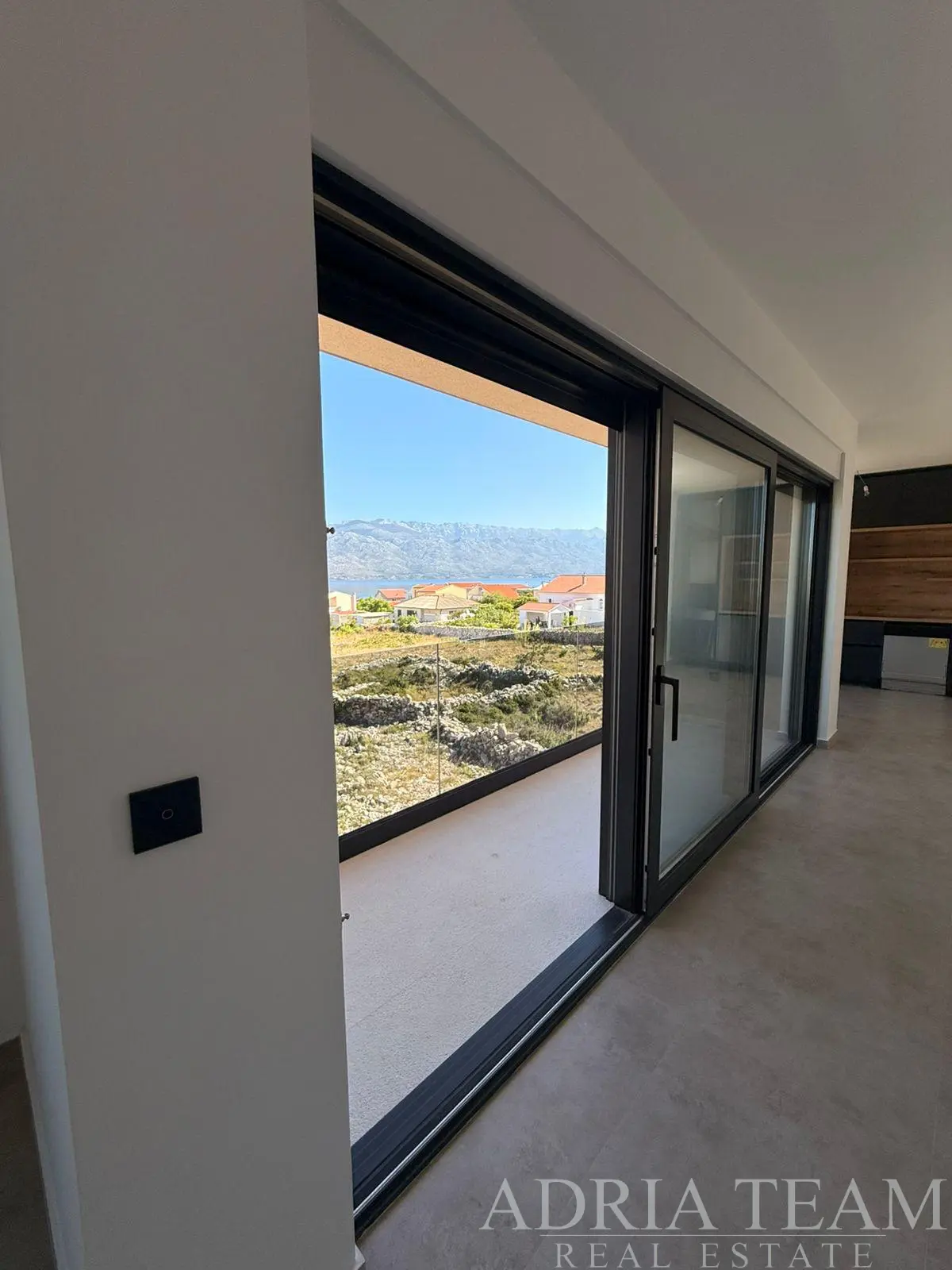 MODERNÝ TROJIZBOVÝ APARTMÁN V NOVOSTAVBE S VÝHĽADOM NA MORE A VELEBIT – RAŽANAC