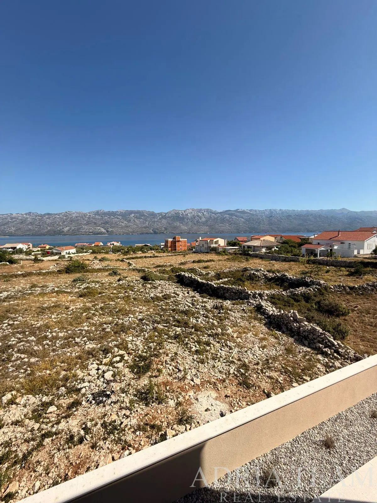 MODERNÝ TROJIZBOVÝ APARTMÁN V NOVOSTAVBE S VÝHĽADOM NA MORE A VELEBIT – RAŽANAC