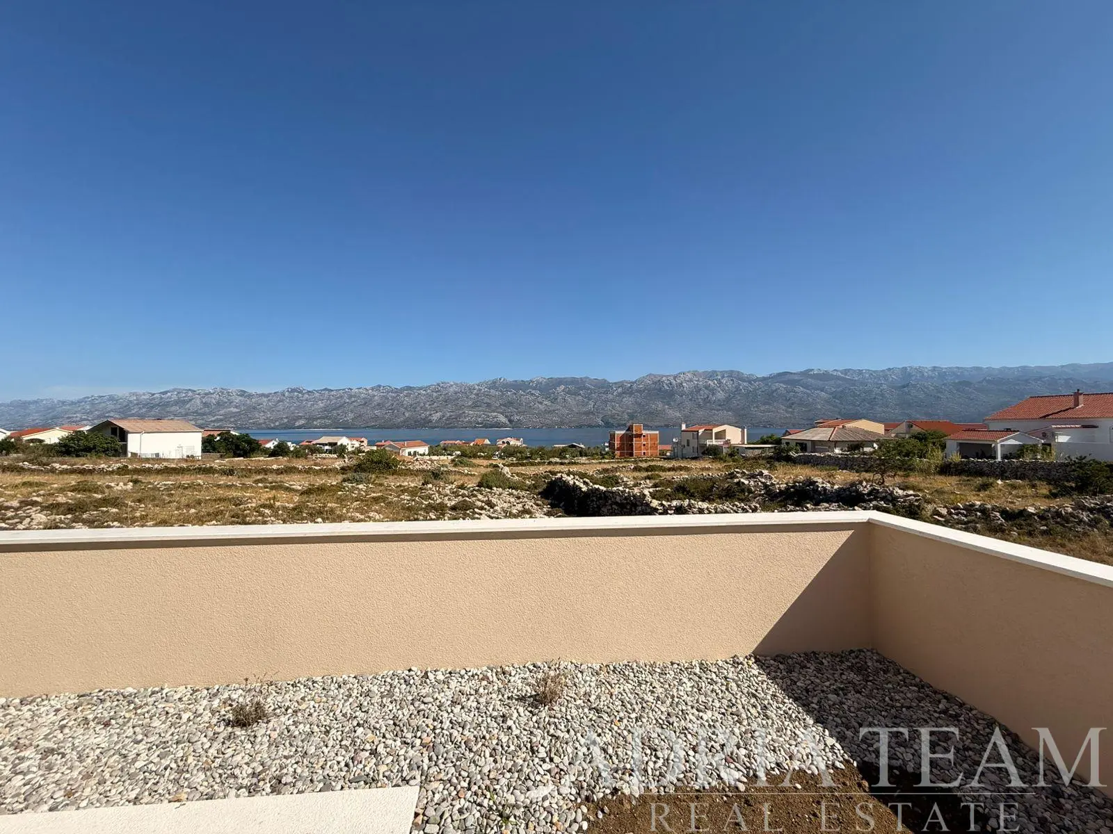 MODERNÝ TROJIZBOVÝ APARTMÁN V NOVOSTAVBE S VÝHĽADOM NA MORE A VELEBIT – RAŽANAC
