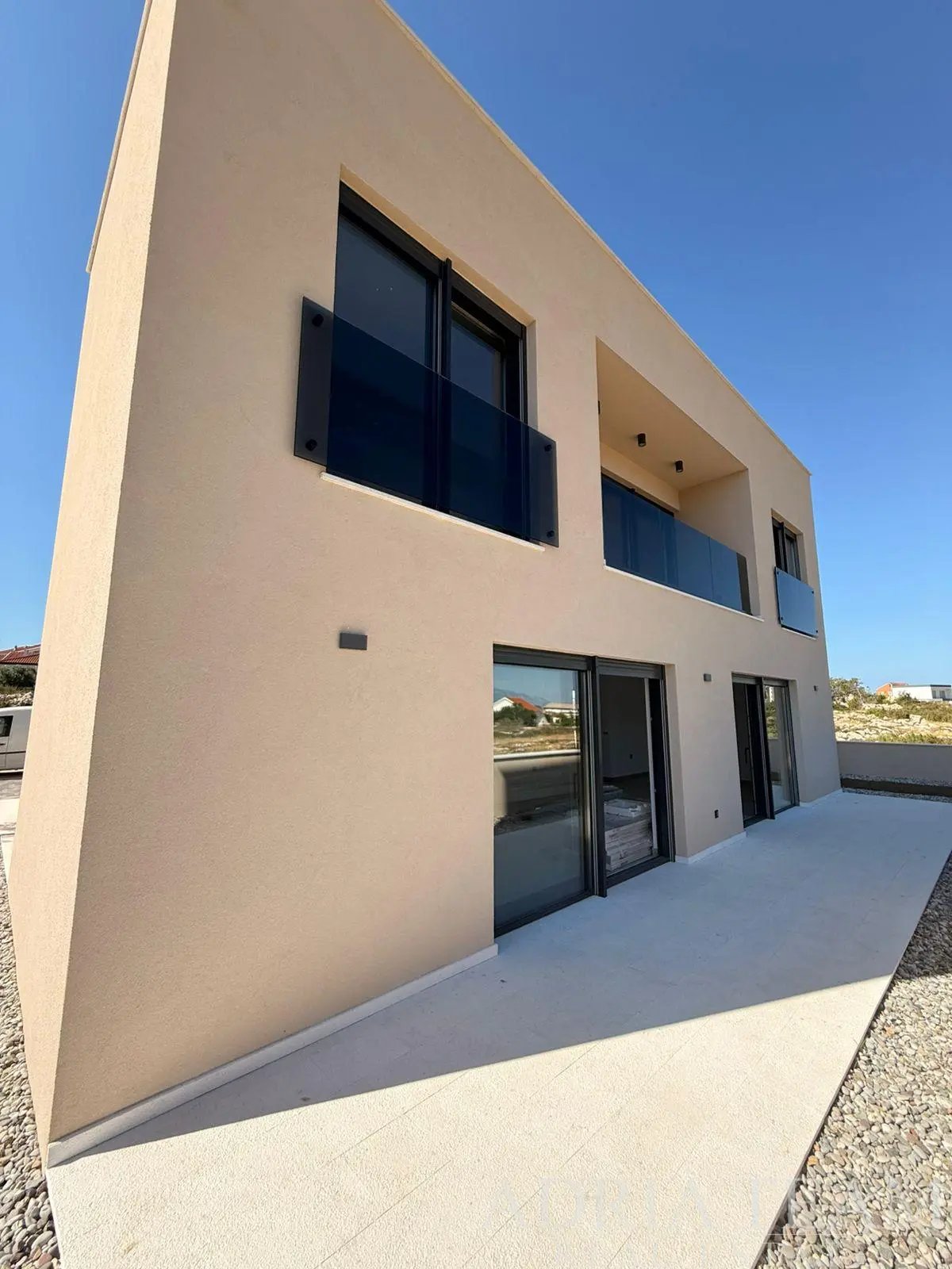 MODERNÝ TROJIZBOVÝ APARTMÁN V NOVOSTAVBE S VÝHĽADOM NA MORE A VELEBIT – RAŽANAC