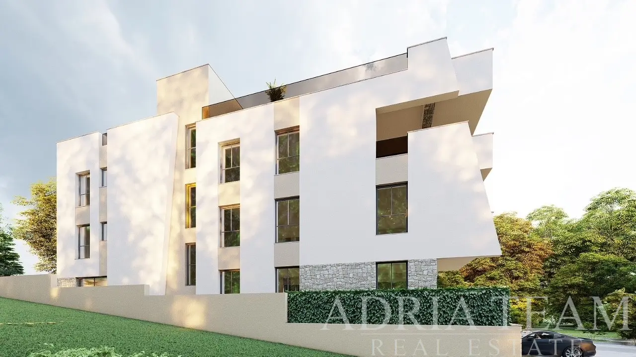 MODERNÝ MEZONETOVÝ TROJIZBOVÝ APARTMÁN S PREDZÁHRADKOU A PANORAMATICKÝM VÝHĽADOM NA MORE – KOŽINO