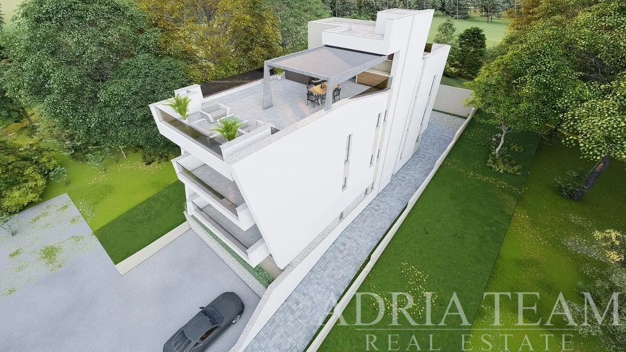 MODERNÝ MEZONETOVÝ TROJIZBOVÝ APARTMÁN S PREDZÁHRADKOU A PANORAMATICKÝM VÝHĽADOM NA MORE – KOŽINO