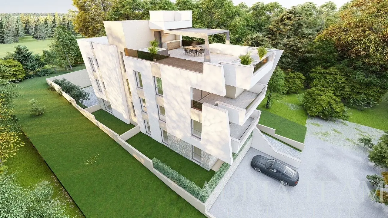 MODERNÝ MEZONETOVÝ TROJIZBOVÝ APARTMÁN S PREDZÁHRADKOU A PANORAMATICKÝM VÝHĽADOM NA MORE – KOŽINO