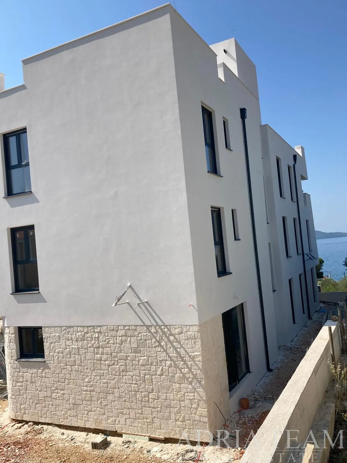 LUXUSNÝ ŠTVORIZBOVÝ PENTHOUSE SO SÚKROMNÝM VÝŤAHOM, STREŠNÝMI TERASAMI A PANORAMATICKÝM VÝHĽADOM NA MORE – KOŽINO