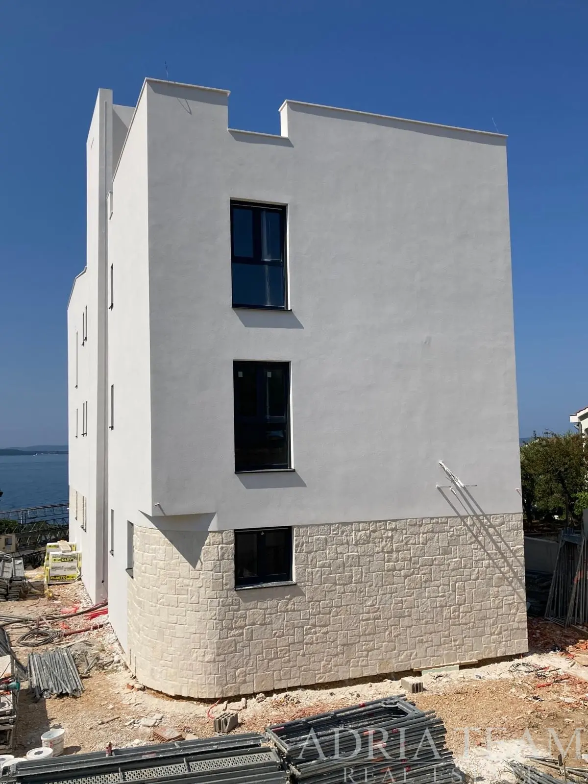 LUXUSNÝ ŠTVORIZBOVÝ PENTHOUSE SO SÚKROMNÝM VÝŤAHOM, STREŠNÝMI TERASAMI A PANORAMATICKÝM VÝHĽADOM NA MORE – KOŽINO