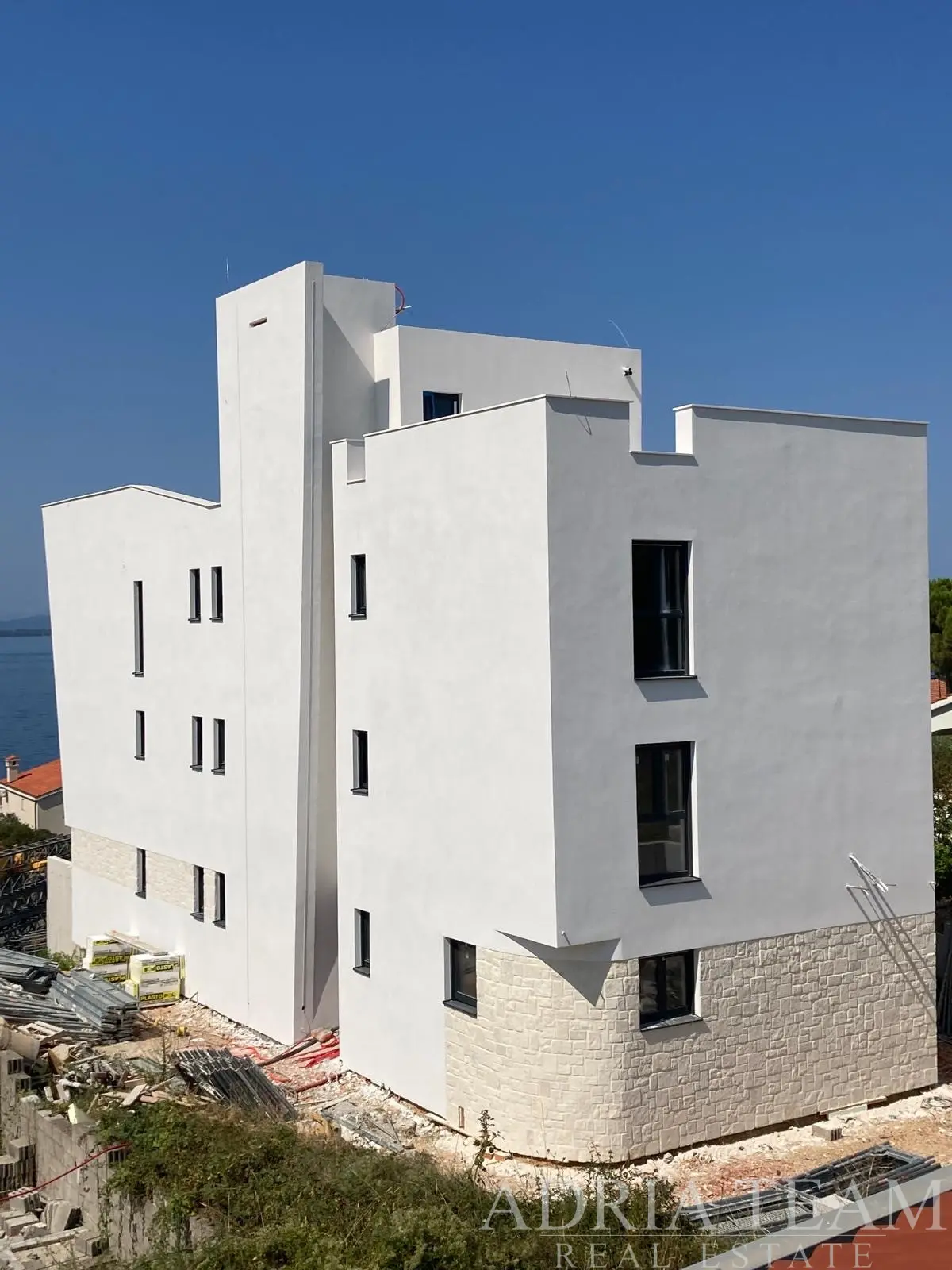 LUXUSNÝ ŠTVORIZBOVÝ PENTHOUSE SO SÚKROMNÝM VÝŤAHOM, STREŠNÝMI TERASAMI A PANORAMATICKÝM VÝHĽADOM NA MORE – KOŽINO