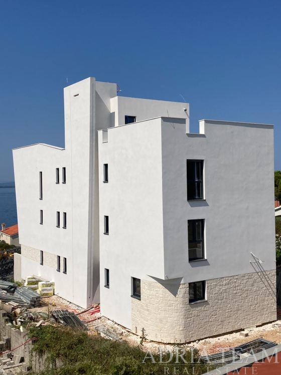 LUXUSNÝ ŠTVORIZBOVÝ PENTHOUSE SO SÚKROMNÝM VÝŤAHOM, STREŠNÝMI TERASAMI A PANORAMATICKÝM VÝHĽADOM NA MORE – KOŽINO nehnuteľnosť na predaj