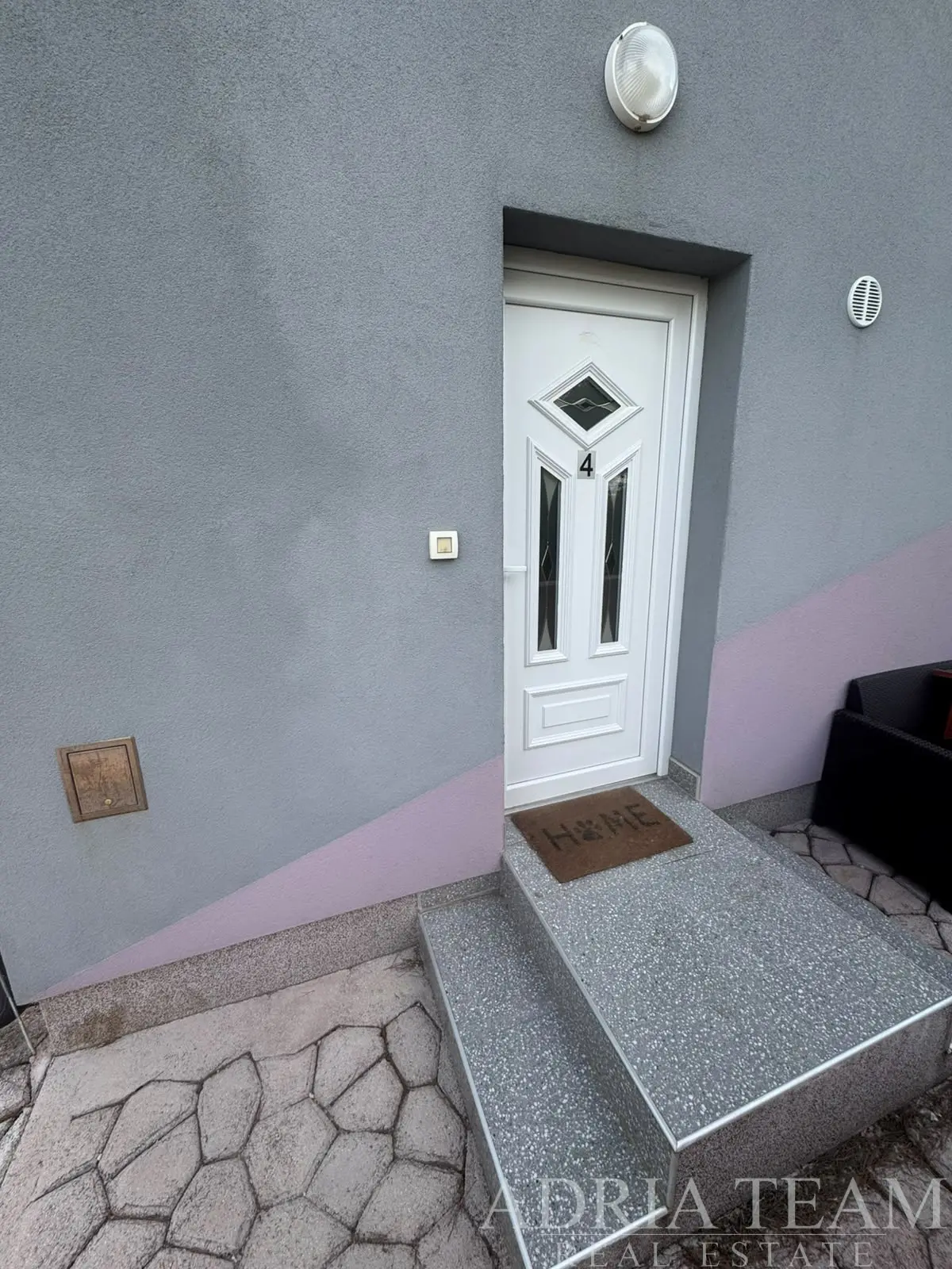 TROJIZBOVÝ APARTMÁN S VLASTNOU ZÁHRADOU – OSTROV VIR