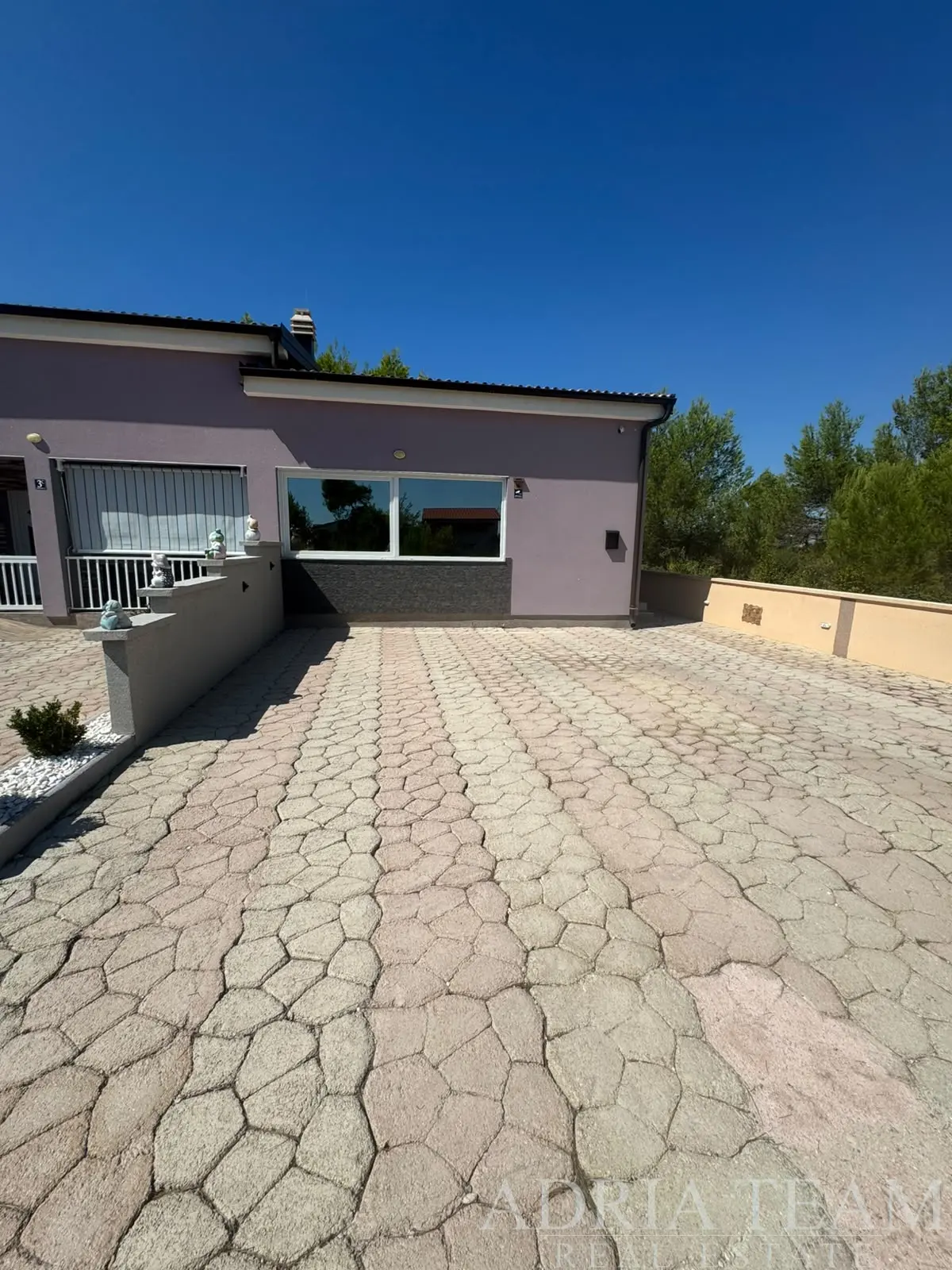 TROJIZBOVÝ APARTMÁN S VLASTNOU ZÁHRADOU – OSTROV VIR