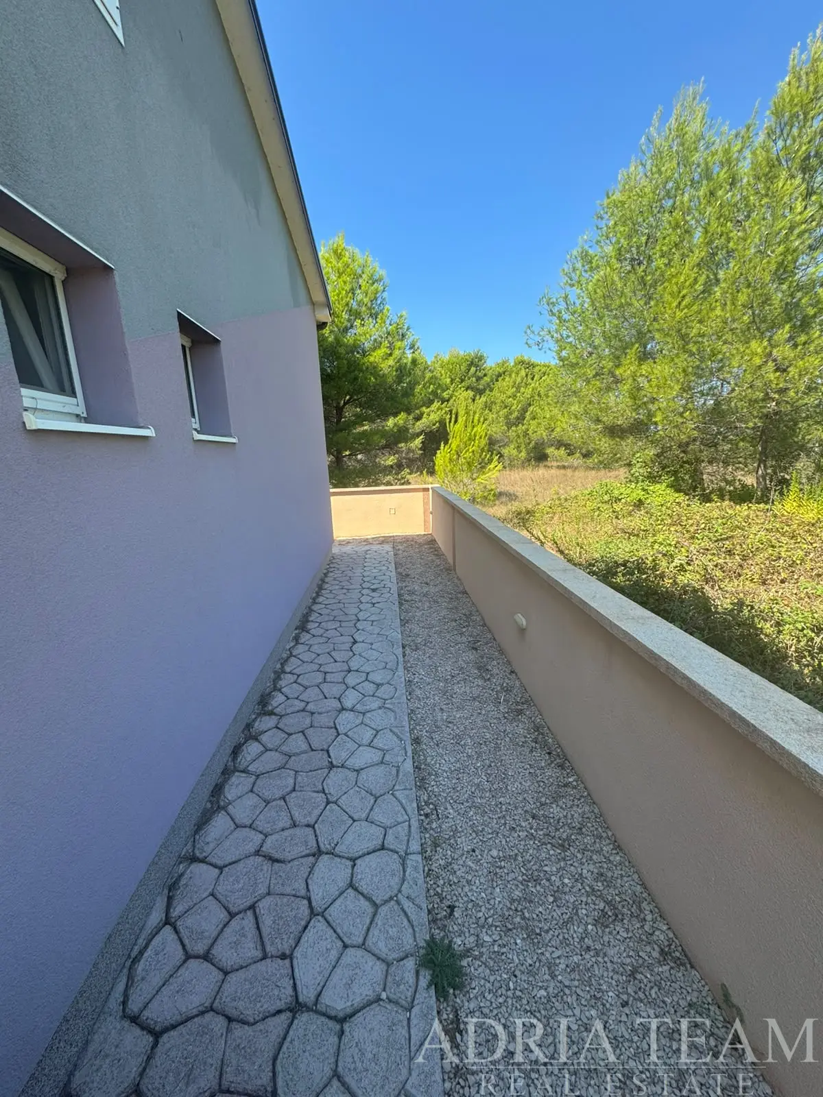 TROJIZBOVÝ APARTMÁN S VLASTNOU ZÁHRADOU – OSTROV VIR