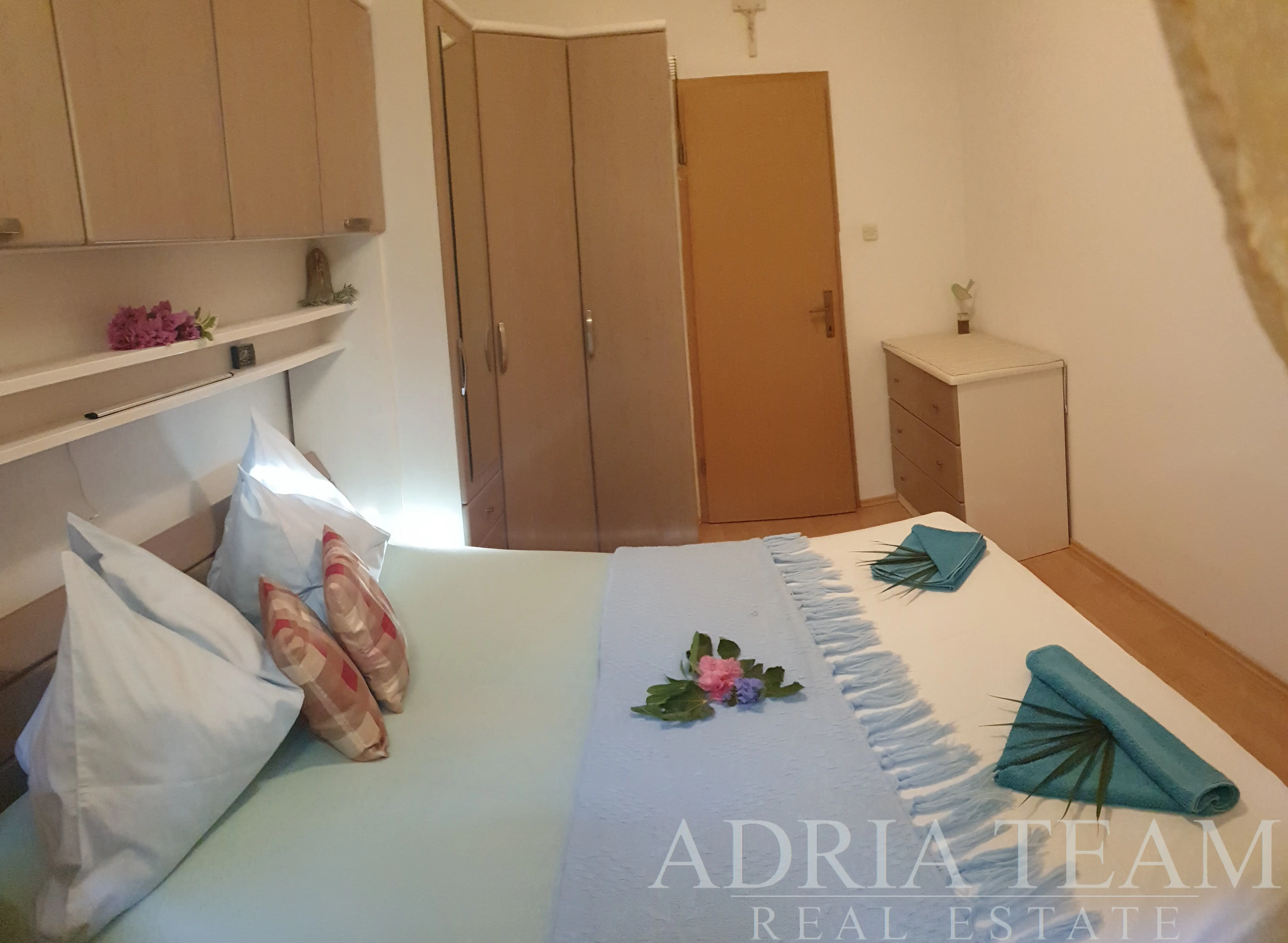 DVOJIZBOVÝ APARTMÁN S TERASOU V CENTRE SUPETARU, 50 M OD MORA – BRAČ
