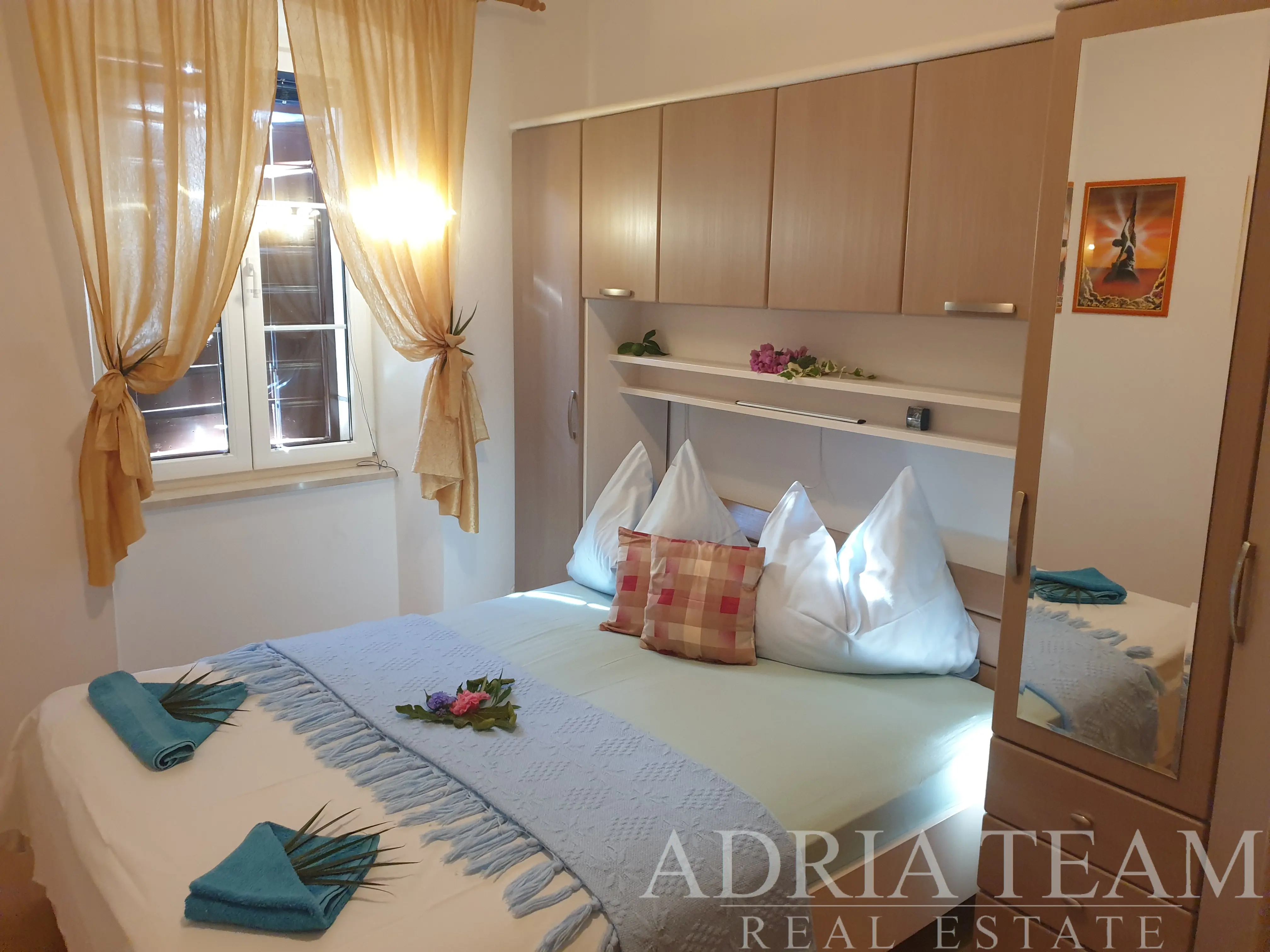 DVOJIZBOVÝ APARTMÁN S TERASOU V CENTRE SUPETARU, 50 M OD MORA – BRAČ
