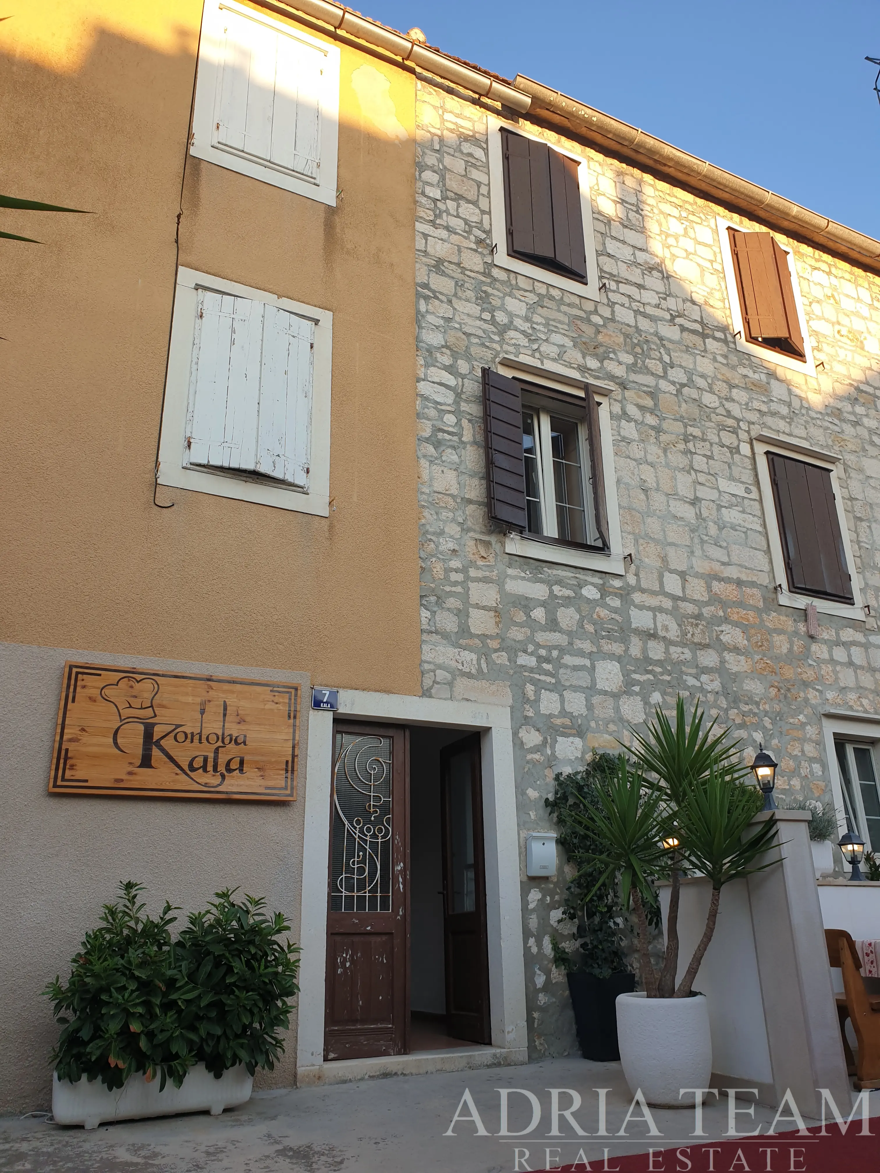DVOJIZBOVÝ APARTMÁN S TERASOU V CENTRE SUPETARU, 50 M OD MORA – BRAČ