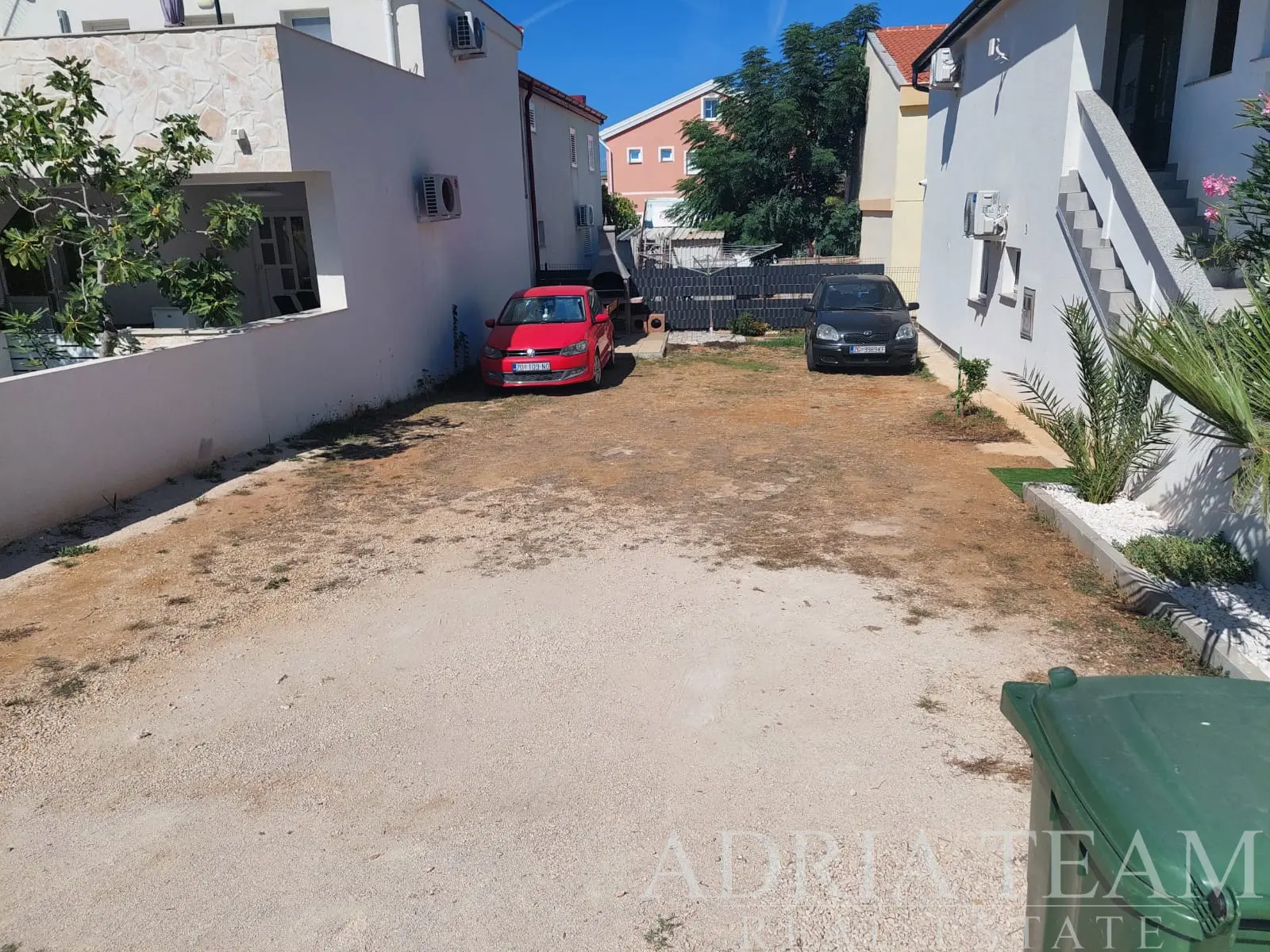 RENOVOVANÝ APARTMÁNOVÝ DOM SO 4 APARTMÁNMI A ĎALŠÍM POZEMKOM, 150 M OD MORA – VIR