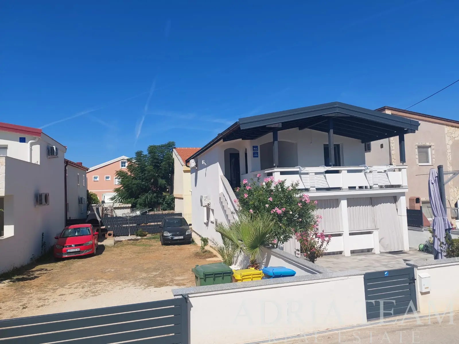RENOVOVANÝ APARTMÁNOVÝ DOM SO 4 APARTMÁNMI A ĎALŠÍM POZEMKOM, 150 M OD MORA – VIR