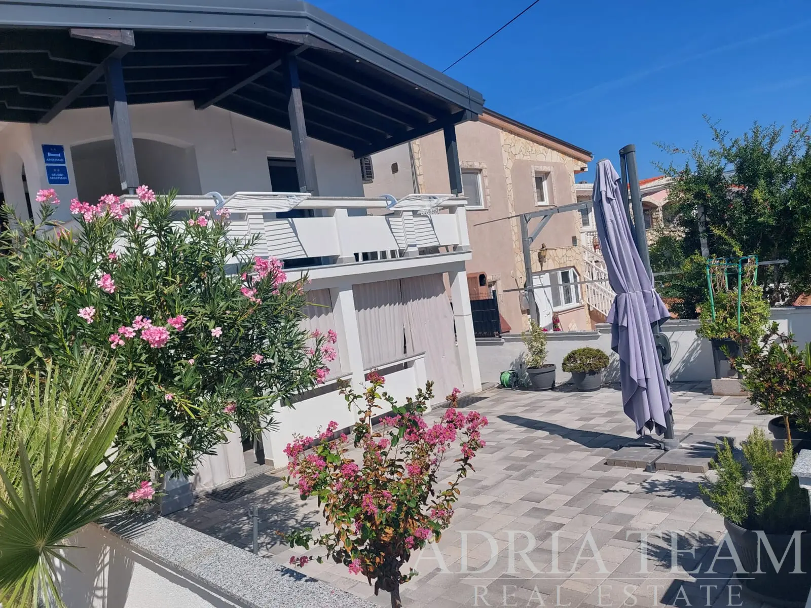 RENOVOVANÝ APARTMÁNOVÝ DOM SO 4 APARTMÁNMI A ĎALŠÍM POZEMKOM, 150 M OD MORA – VIR