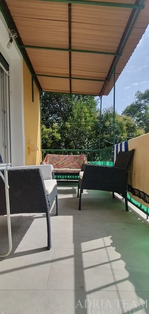 RENOVOVANÝ TROJIZBOVÝ APARTMÁN S ĎALŠÍM OBYTNÝM PRIESTOROM A PARKOVANÍM – ZADAR, MARASKA PARK