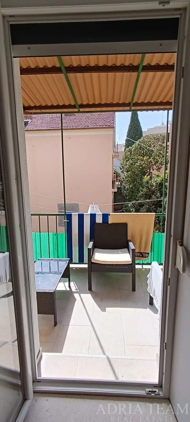RENOVOVANÝ TROJIZBOVÝ APARTMÁN S ĎALŠÍM OBYTNÝM PRIESTOROM A PARKOVANÍM – ZADAR, MARASKA PARK
