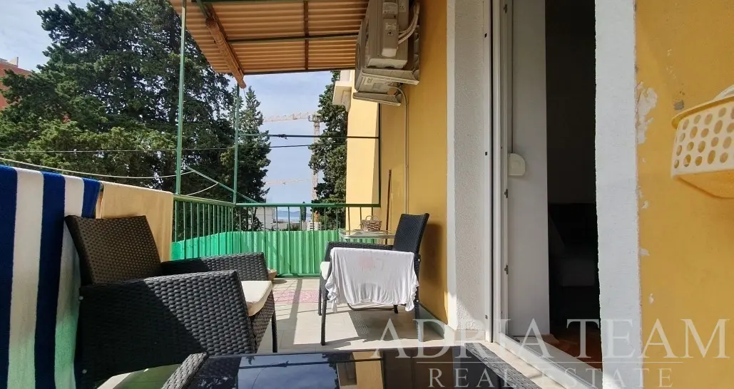 RENOVOVANÝ TROJIZBOVÝ APARTMÁN S ĎALŠÍM OBYTNÝM PRIESTOROM A PARKOVANÍM – ZADAR, MARASKA PARK