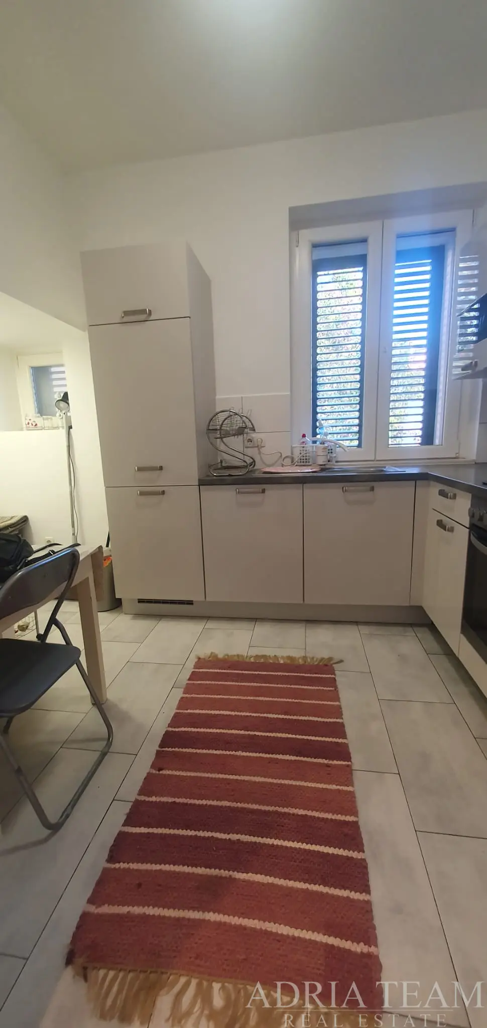 RENOVOVANÝ TROJIZBOVÝ APARTMÁN S ĎALŠÍM OBYTNÝM PRIESTOROM A PARKOVANÍM – ZADAR, MARASKA PARK