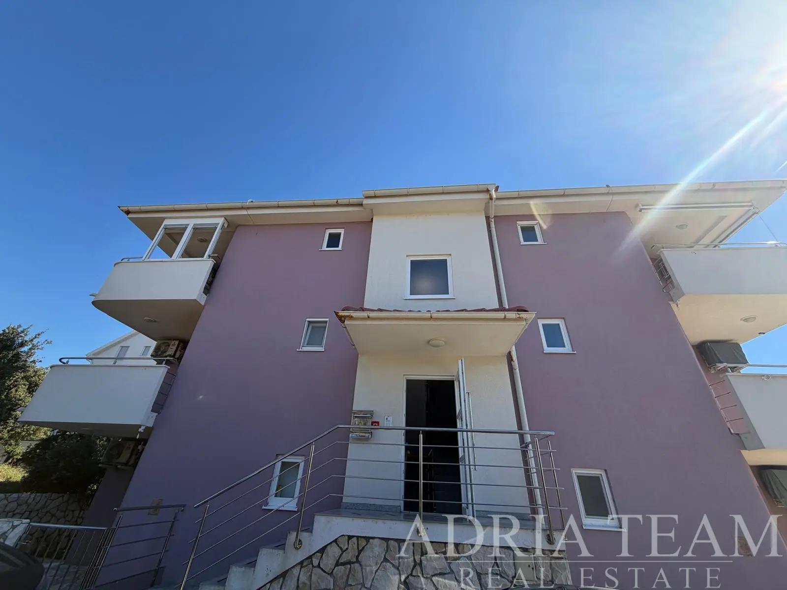 ZARIADENÝ TROJIZBOVÝ APARTMÁN, IBA 90 M OD MORA - MANDRE, OSTROV PAG