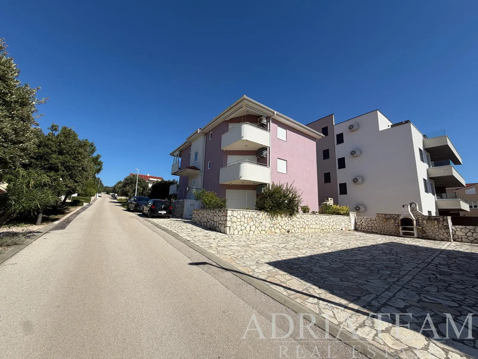 ZARIADENÝ TROJIZBOVÝ APARTMÁN, IBA 90 M OD MORA - MANDRE, OSTROV PAG
