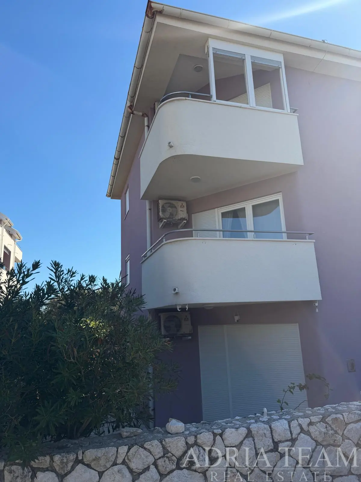 ZARIADENÝ TROJIZBOVÝ APARTMÁN, IBA 90 M OD MORA - MANDRE, OSTROV PAG