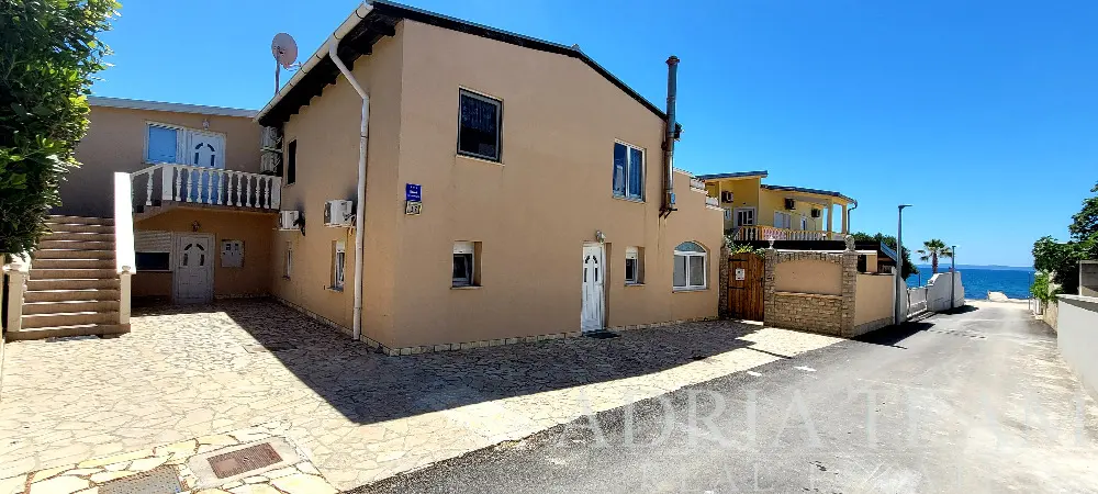 VIR – APARTMÁNOVÝ DOM SO 4 APARTMÁNMI, VÝHĽADOM NA MORE A PARKOVANÍM – DRUHÝ RAD OD MORA