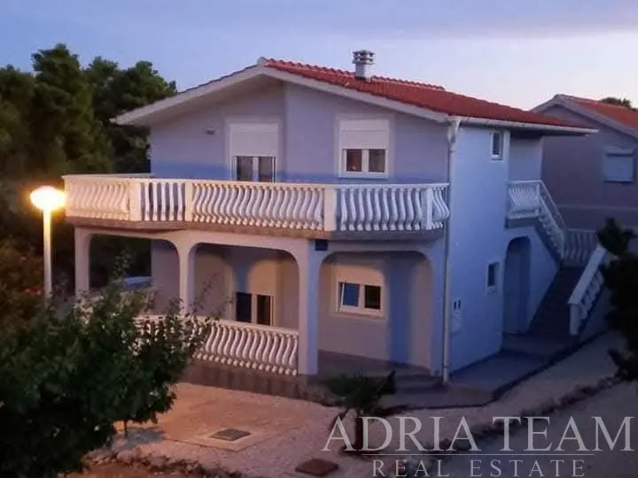 SAMOSTATNE STOJACI DOM S TROMI APARTMÁNMI, UPRAVENOU ZÁHRADOU A TROMI PARKOVACÍMI MIESTAMI, 300 M OD MORA – VIR