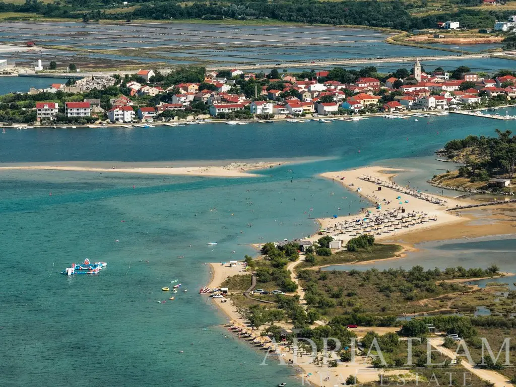 MODERNÝ TROJIZBOVÝ APARTMÁN SO SÚKROMNOU ZÁHRADOU A KRYTOU TERASOU V NOVOSTAVBE – PRIVLAKA, SABUNIKE