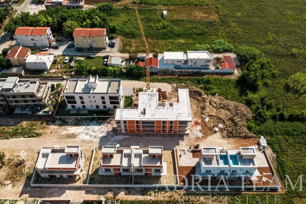 MODERNÝ TROJIZBOVÝ APARTMÁN S PRIESTRANNOU SÚKROMNOU ZÁHRADOU A KRYTOU TERASOU V NOVOSTAVBE – PRIVLAKA, SABUNIKE