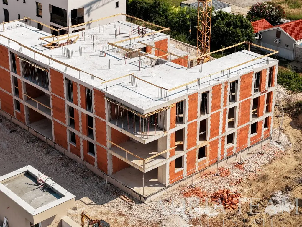 MODERNÝ TROJIZBOVÝ APARTMÁN S PRIESTRANNOU SÚKROMNOU ZÁHRADOU A KRYTOU TERASOU V NOVOSTAVBE – PRIVLAKA, SABUNIKE