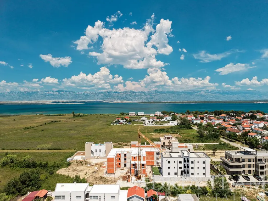 MODERNÝ TROJIZBOVÝ APARTMÁN S KRYTOU TERASOU V NOVOSTAVBE – PRIVLAKA, SABUNIKE