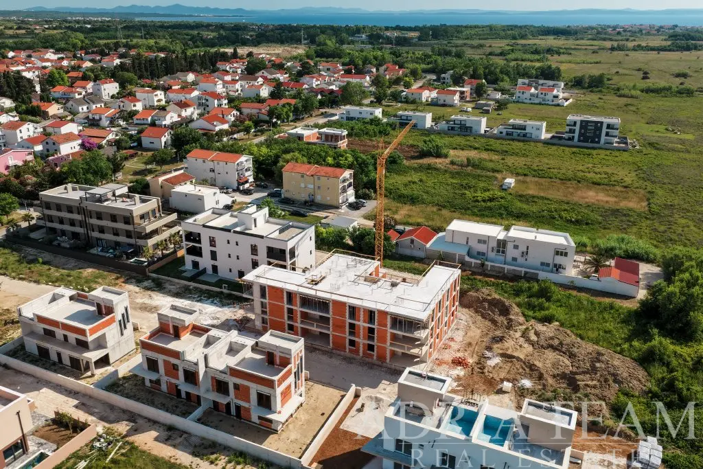 MODERNÝ TROJIZBOVÝ APARTMÁN S LODŽIOU A DVOMA PARKOVACÍMI MIESTAMI V NOVOSTAVBE – PRIVLAKA, SABUNIKE