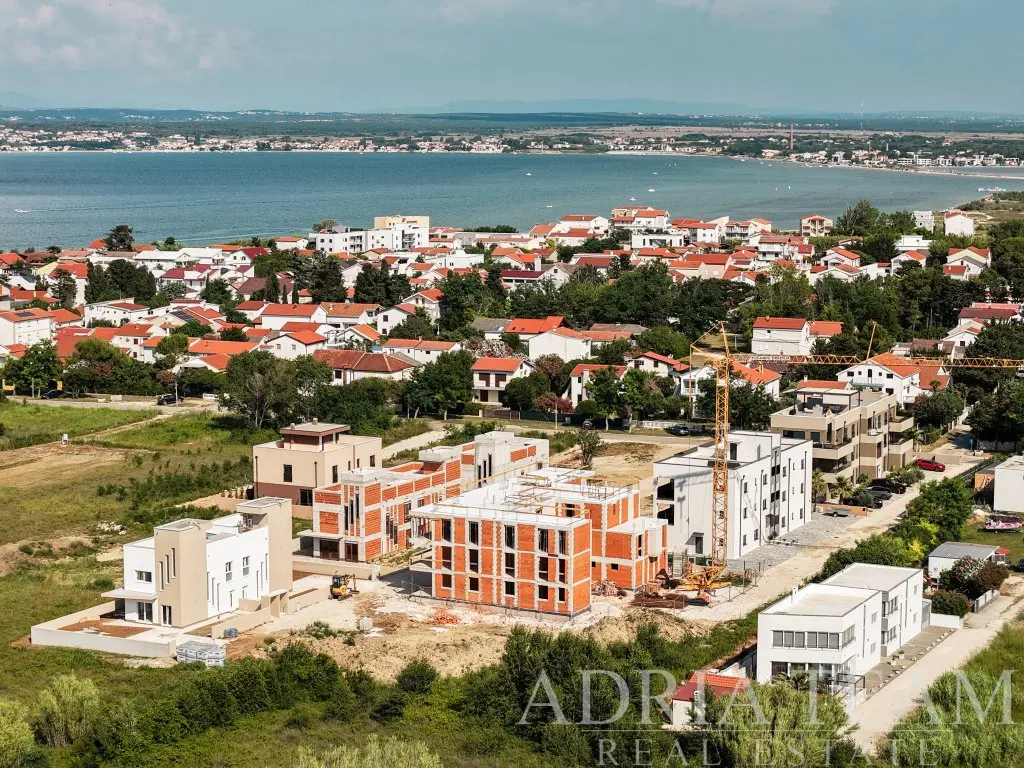MODERNÝ TROJIZBOVÝ APARTMÁN S LODŽIOU A DVOMA PARKOVACÍMI MIESTAMI V NOVOSTAVBE – PRIVLAKA, SABUNIKE