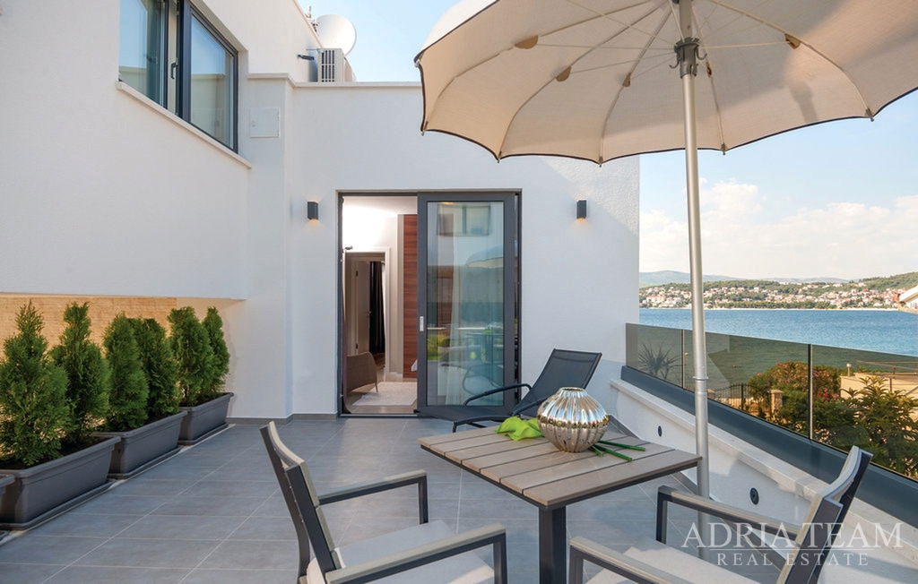 LUXUSNÁ VILA S VNÚTORNÝM A VONKAJŠÍM BAZÉNOM – 2. RAD OD MORA – OKRUG GORNJI