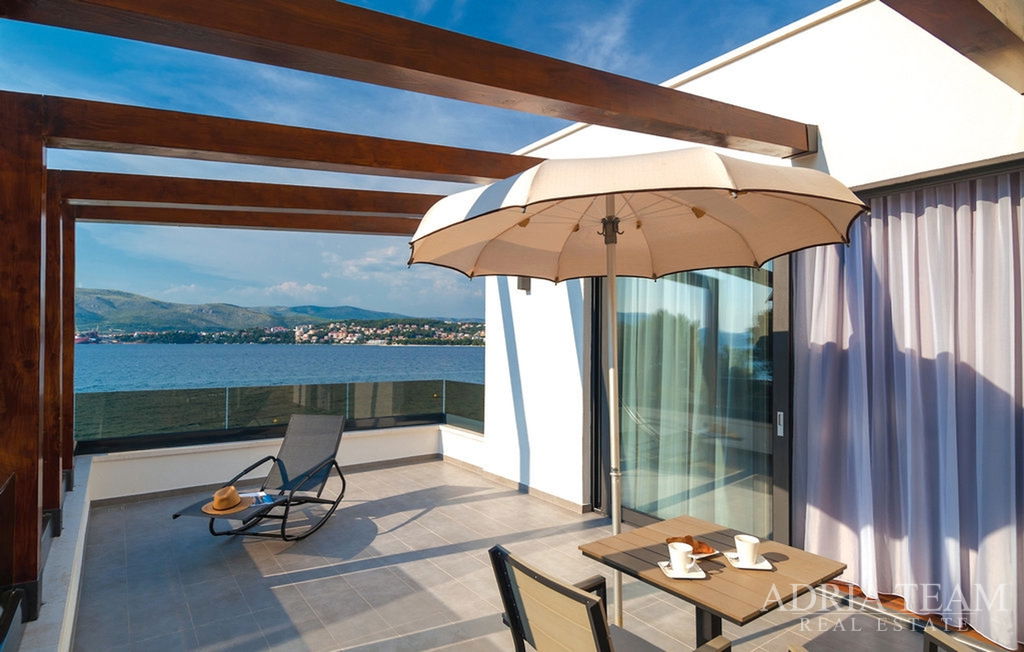 LUXUSNÁ VILA S VNÚTORNÝM A VONKAJŠÍM BAZÉNOM – 2. RAD OD MORA – OKRUG GORNJI