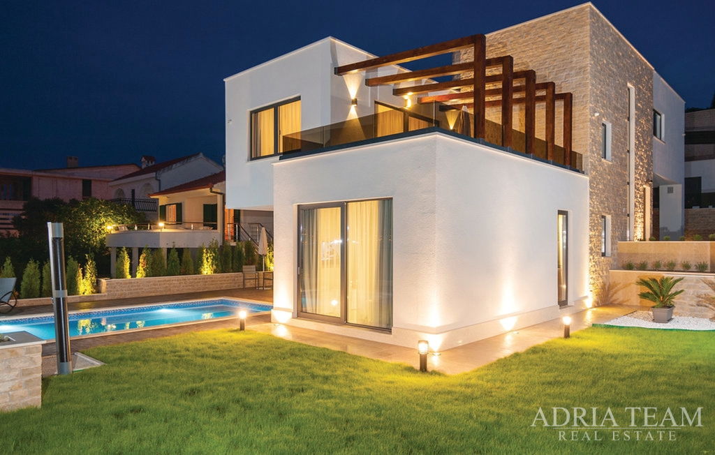 LUXUSNÁ VILA S VNÚTORNÝM A VONKAJŠÍM BAZÉNOM – 2. RAD OD MORA – OKRUG GORNJI