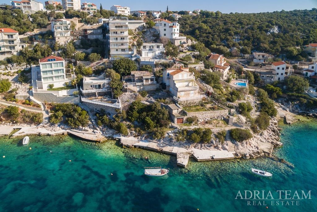 APARTMÁNOVÝ DOM S PANORAMATICKÝM VÝHĽADOM NA MORE – VINIŠĆE, OKOLIE TROGIRU