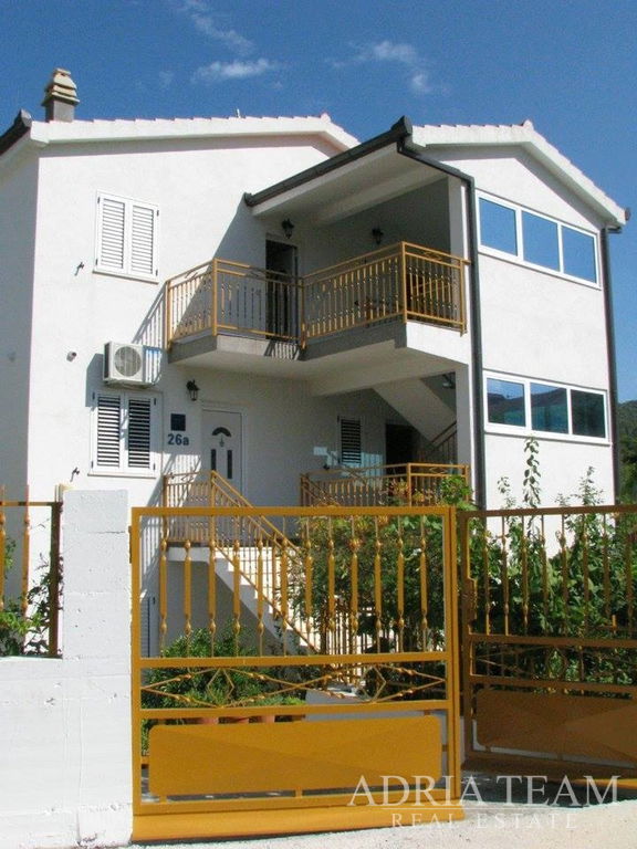 APARTMÁNOVÝ DOM S 5 APARTMÁNMI – 70 M OD MORA – VINIŠĆE, OKOLIE TROGIRU