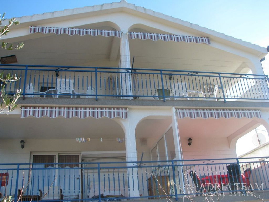 APARTMÁNOVÝ DOM S 5 APARTMÁNMI – 70 M OD MORA – VINIŠĆE, OKOLIE TROGIRU