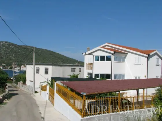 APARTMÁNOVÝ DOM S 5 APARTMÁNMI – 70 M OD MORA – VINIŠĆE, OKOLIE TROGIRU nehnuteľnosť na predaj