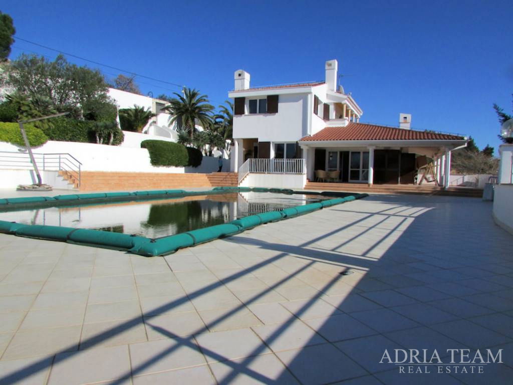 LUXUSNÁ VILA S BAZÉNOM – RAŽANAC