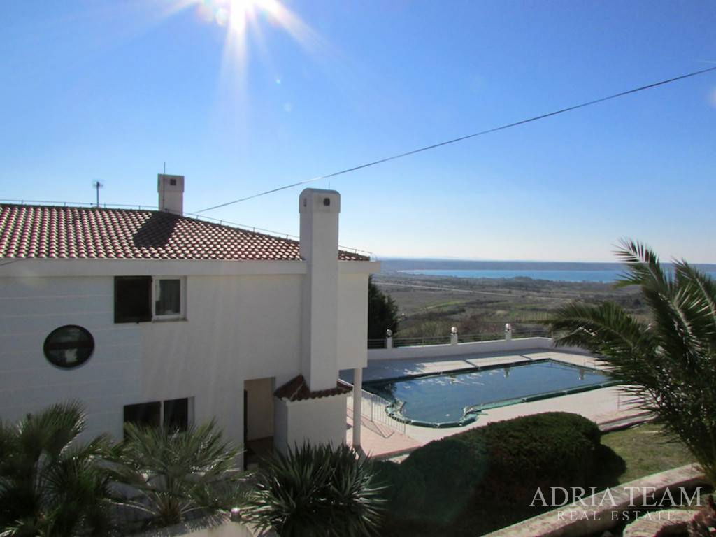 LUXUSNÁ VILA S BAZÉNOM – RAŽANAC