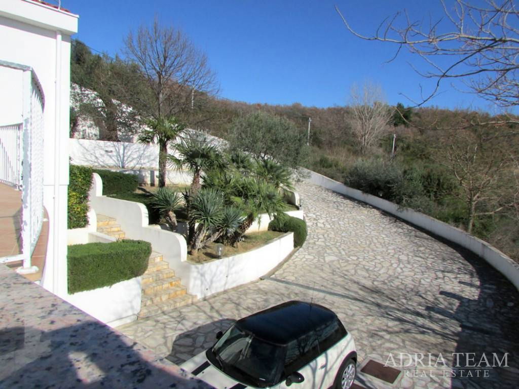 LUXUSNÁ VILA S BAZÉNOM – RAŽANAC