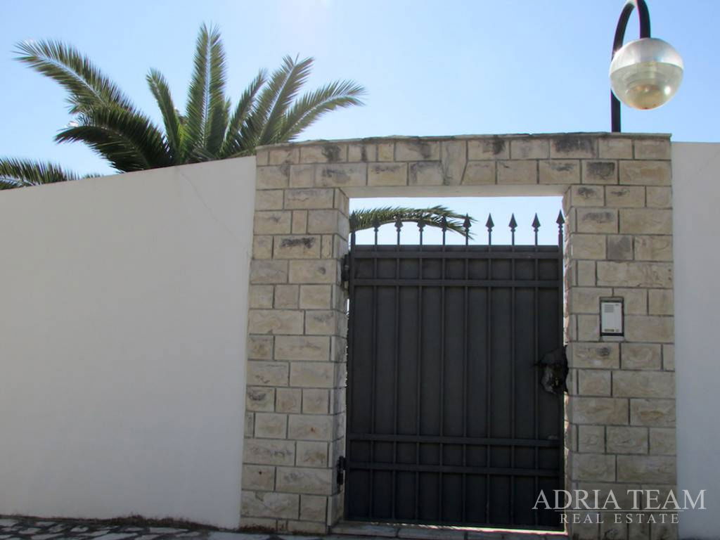 LUXUSNÁ VILA S BAZÉNOM – RAŽANAC