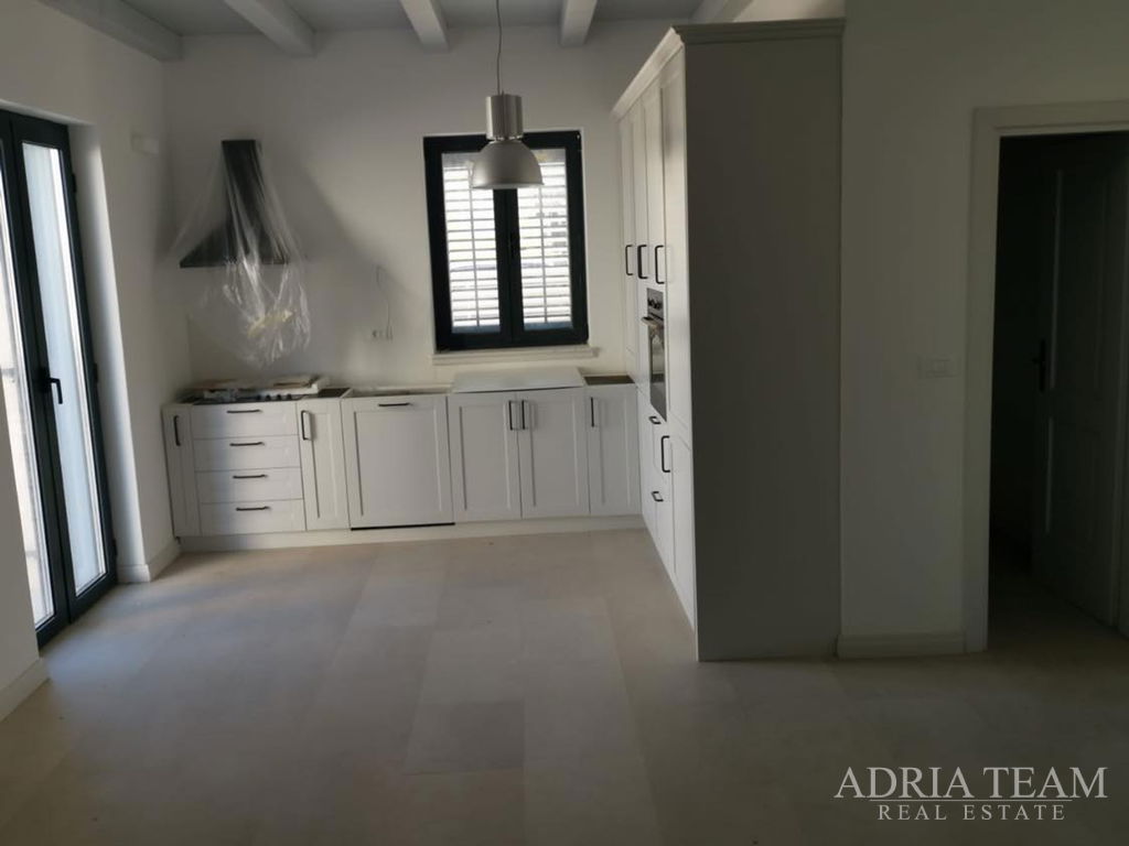 LUXUSNÁ KAMENNÁ VILA S BAZÉNOM – PAŠMAN